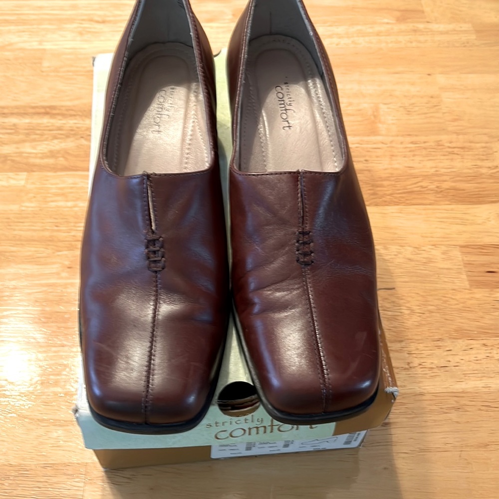 Strictly Comfort brown shoes size 9 1:2
